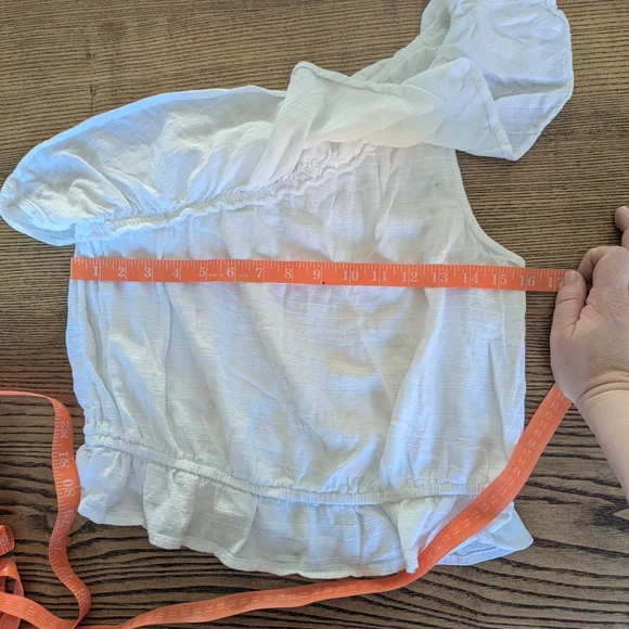 EUC American Eagle AEO Womens medium white one shoulder cropped ruffle blouse - Picture 3 of 9